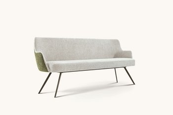 Hellbeiges JOKA Pieno Sofa mit grün abgesetzter Rückseite und schwarzen Metallfüßen vor weißem Hintergrund.