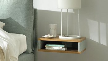JOKA Arte Boxspringbett in Hellgrün mit weißer Bettwäsche und Holzfüßen im hellen Schlafzimmer