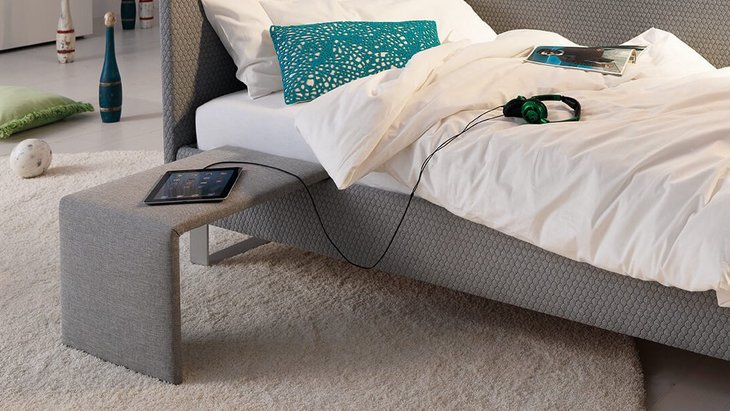 JOKA Calma Einzelliege als Bett hergerichtet in einem modernen Jugendzimmer mit Beistelltisch und Lautsprecher