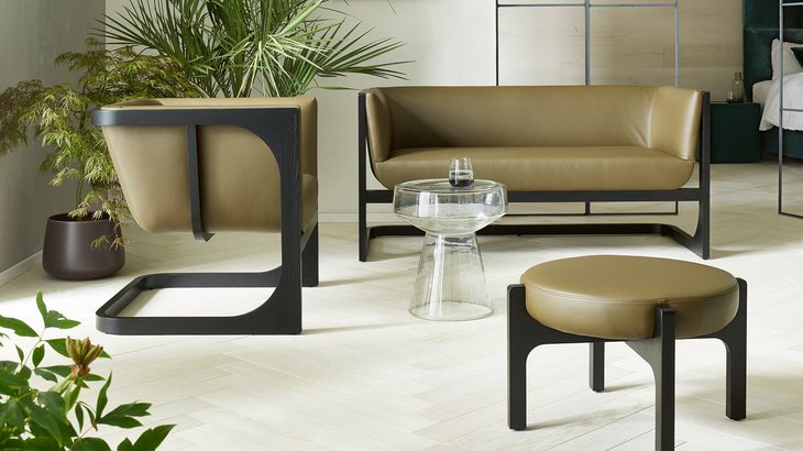 Sitzgruppe aus JOKA Corso Sessel, Sofa, Polsterhocker und Beistelltisch aus Glas im Querformat
