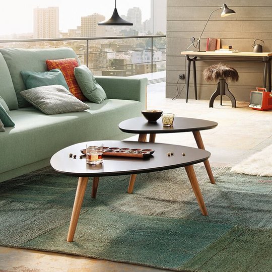 JOKA Time Doppelliege in Mintgrün mit Holzakzenten in geschlossener Sitzposition in einem modernen Loft mit großem Fensterfront-Ausblick.