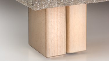Detailansicht von zwei nebeneinanderstehenden kubischen Holzfüßen im ausgefahrenen/doppelten Zustand.