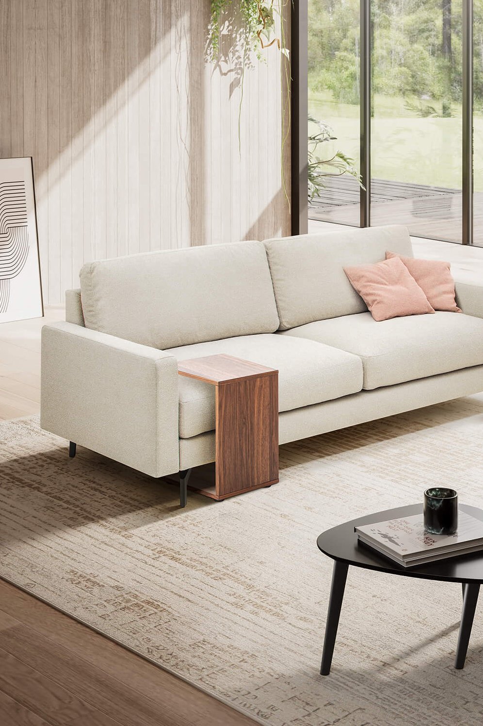 Helles, modernes Wohnzimmer mit einem hellen 3-Sitzer-Sofa, an das ein passender Holz-Beistelltisch geschoben ist.