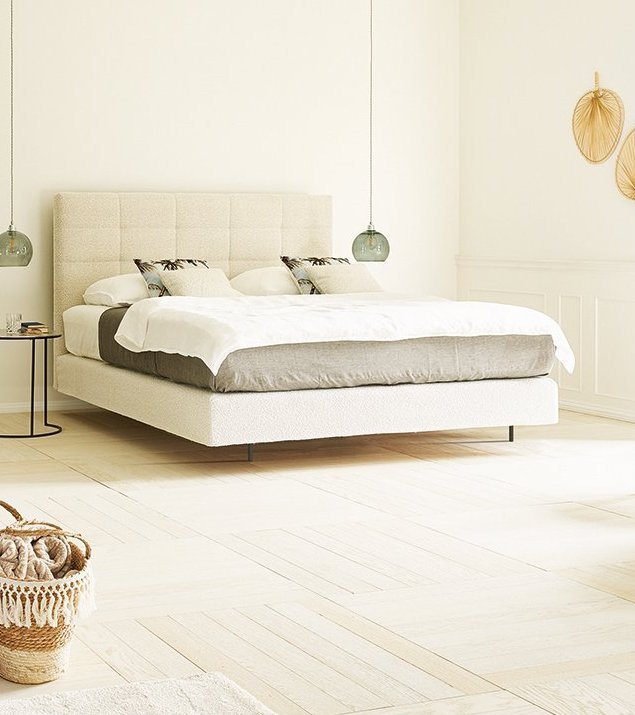 JOKA Mattina Boxspringbett in Schwebe-Optik mit lila Schlafsofa und Sessel in lichtdurchfluteter Suite
