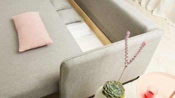 Naheansicht des geöffneten Bettkastens der JOKA Lino Doppelliege mit praktischem Stauraum für Kissen und Bettwäsche.