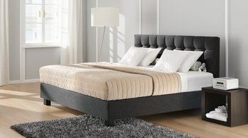 Dunkelgraues JOKA Noblesse Nouvelle Boxspringbett mit Recamiere in modernem, hellgrau gestaltetem Zimmer