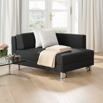 Dunkelgraues JOKA Noblesse Nouvelle Boxspringbett mit Recamiere in modernem, hellgrau gestaltetem Zimmer