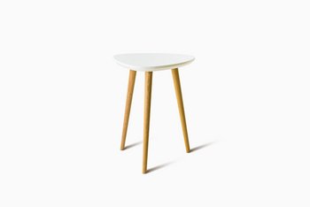 Dreieckiger Beistelltisch in Weiß mit drei Holzbeinen im Skandinavischen Design