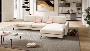 Großzügige helle Wohnlandschaft mit integrierter Holzablage und schwarzen Metallfüßen auf einem beigefarbenen Teppich.