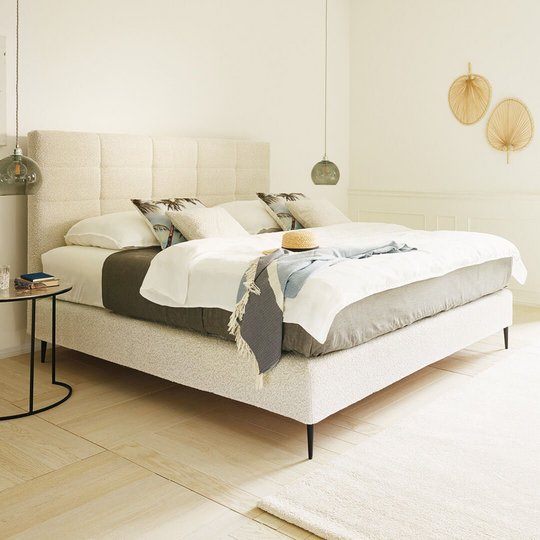 JOKA Mattina Boxspringbett in Hellbeige mit gepolstertem Kassetten-Kopfteil im sonnigen Schlafzimmer mit Poolblick