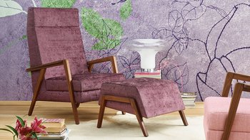 oka Laguna lilafarbener und rosa Fauteuil mit Hocker vor floral gemusterter Tapete