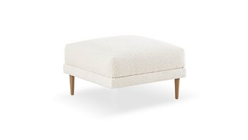Freigestellter, quadratischer weißer Bouclé-Hocker auf hellen Holzfüßen.