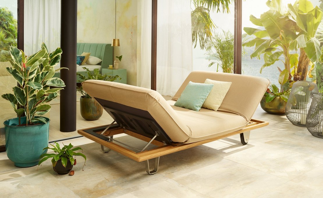 Das Bild zeigt das **JOKA Butterfly Sunbed**, bei dem sowohl die rechte als auch die linke Seite hochgeklappt sind und kein Tisch angebaut ist.