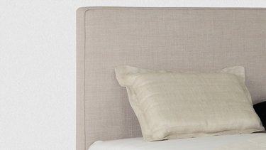 Detailansicht vom glatt bezogenen JOKA Noblesse Kopfhaupt in Hellbeige mit hellem Kissen