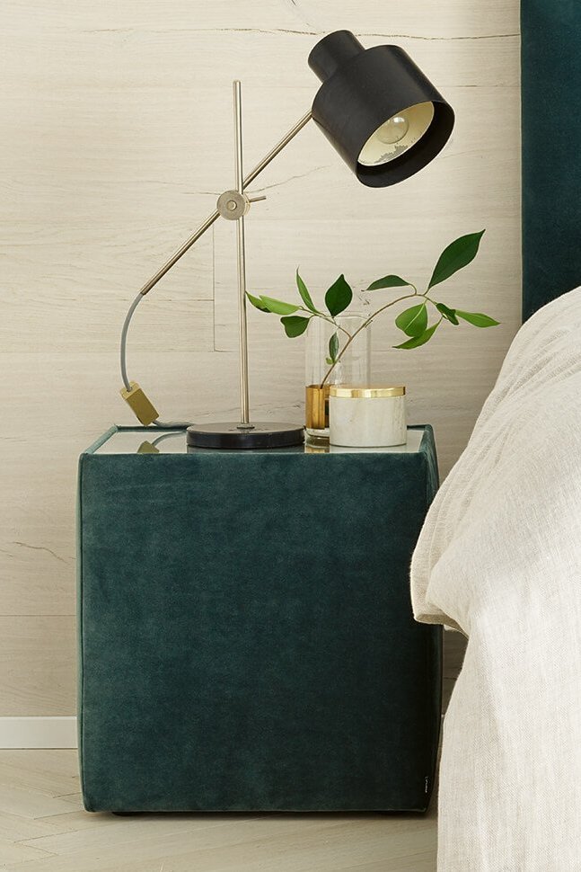 JOKA Piazza Boxspringbett in Smaragdgrün mit passendem Nachtkästchen und Tischlampe