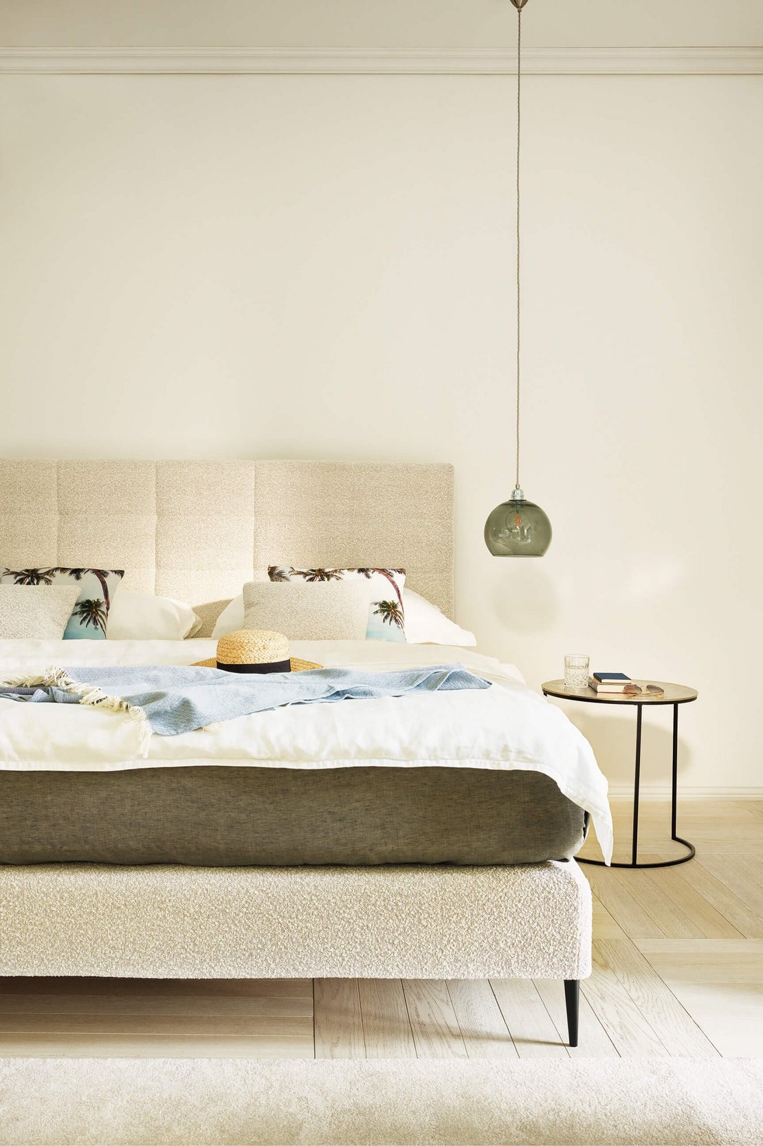 JOKA Mattina Boxspringbett in Beige im Hochformat mit Kassetten-Kopfteil, Hängelampe und Beistelltisch