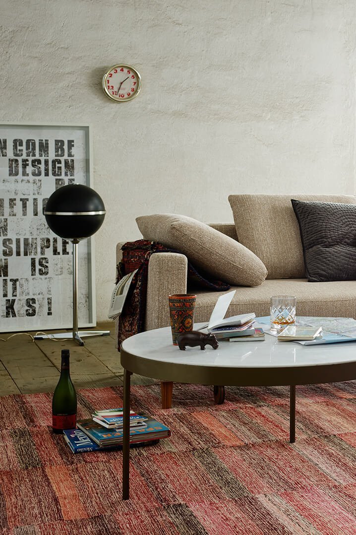 Loft-Wohnzimmer mit der beigen Eckcouch, bei der beide Segmente zu einer großzügigen Doppelliege vorgezogen sind.