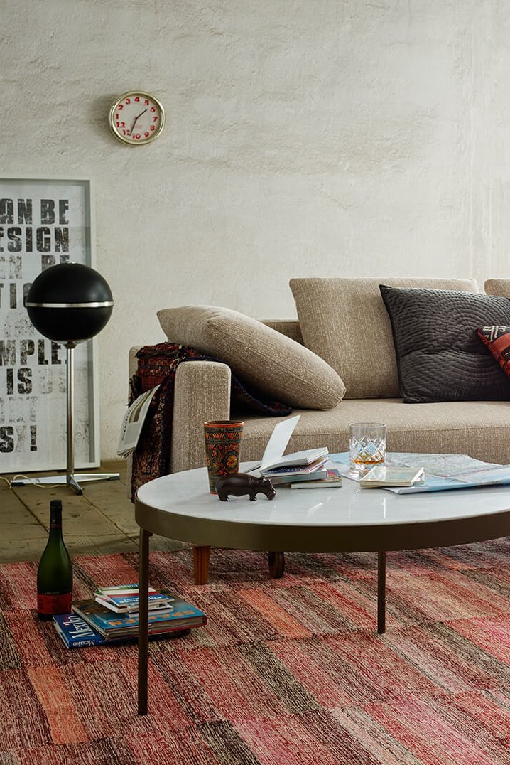 Loft-Wohnzimmer mit der beigen Eckcouch, bei der beide Segmente zu einer großzügigen Doppelliege vorgezogen sind.