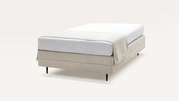 JOKA Collina Einzelbett ohne Kopfteil in Beige mit schwarzem Stützfuß vor weißem Hintergrund