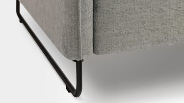 Detailansicht der matt-schwarzen Kufe einer hellgrauen JOKA Lino Doppelliege im modernen Design.