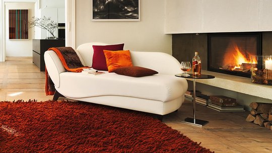 JOKA Chaiselongue Classique in Weiß in gemütlichem Wohnzimmer mit Kamin